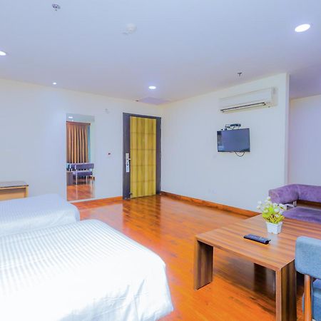 Hyphen Business Hotel Noida Esterno foto