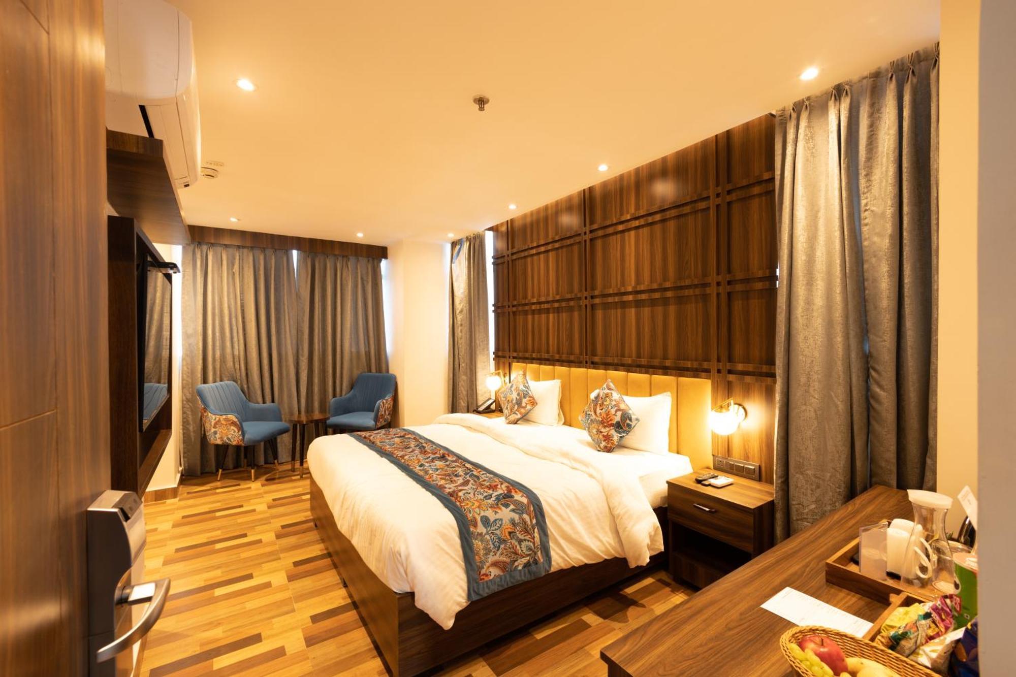 Hyphen Business Hotel Noida Esterno foto