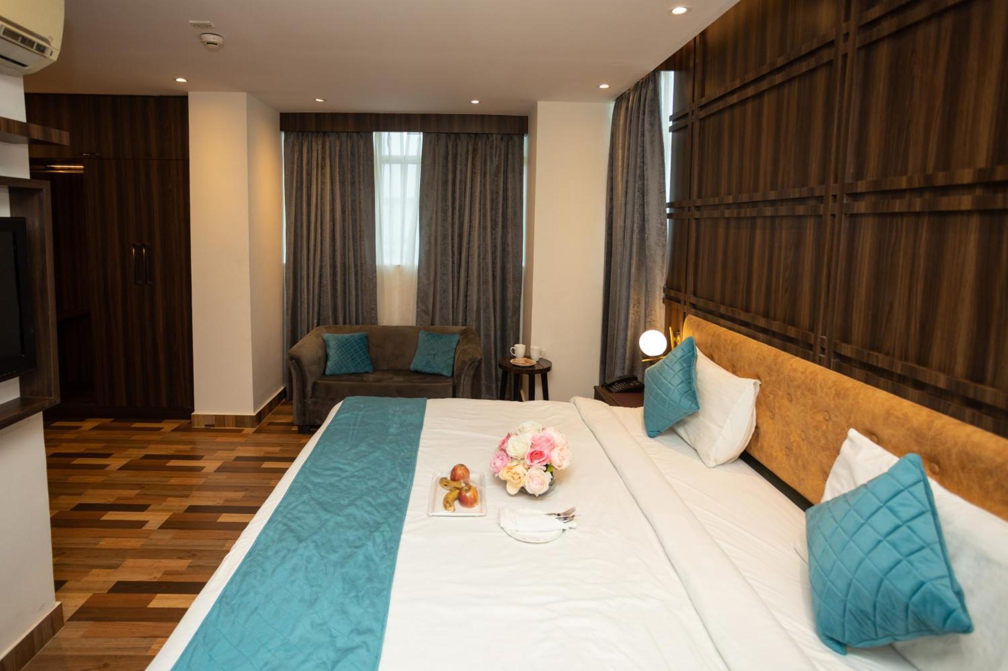 Hyphen Business Hotel Noida Esterno foto