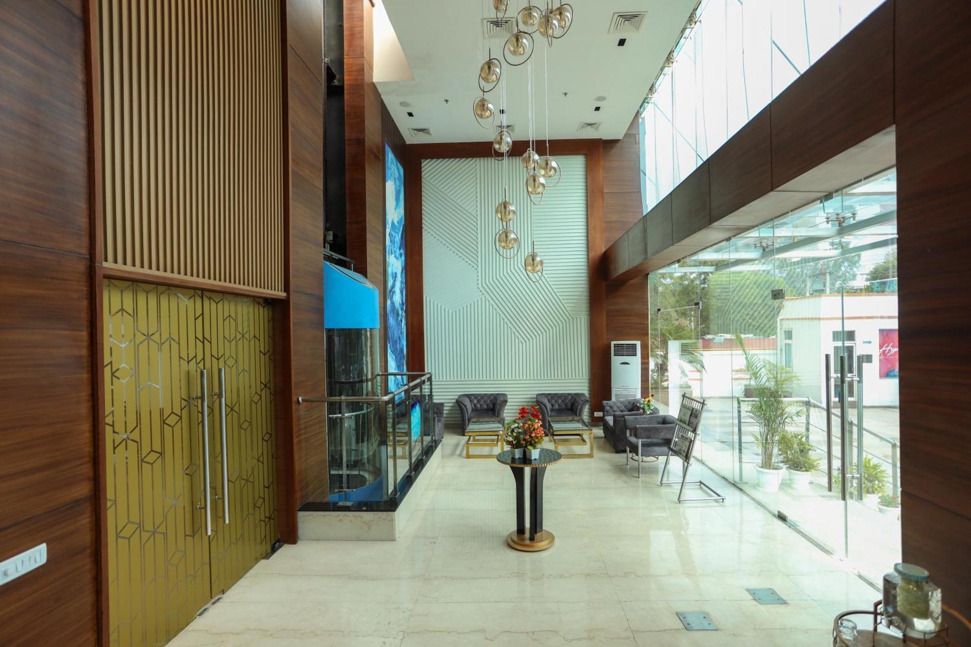 Hyphen Business Hotel Noida Esterno foto