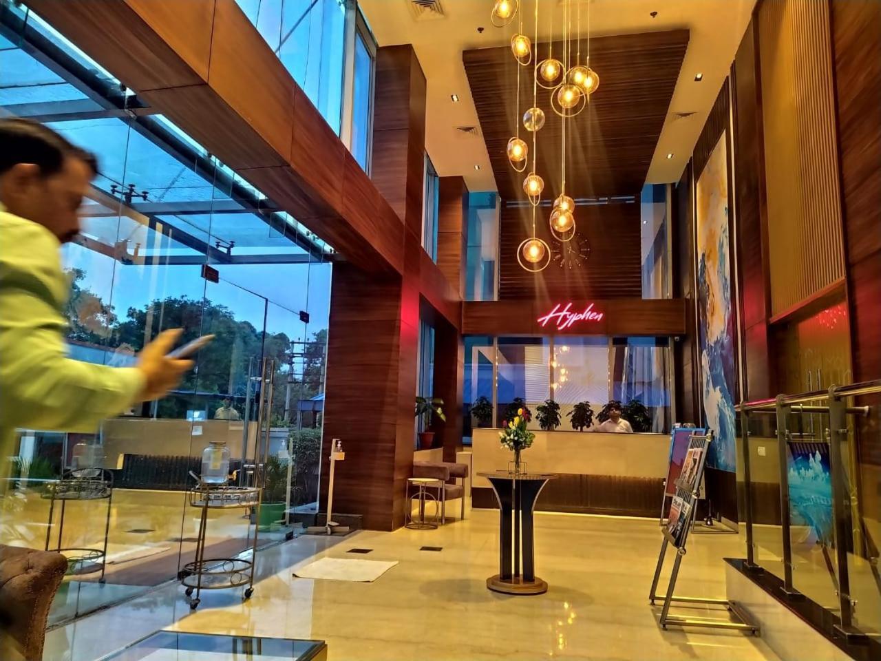 Hyphen Business Hotel Noida Esterno foto
