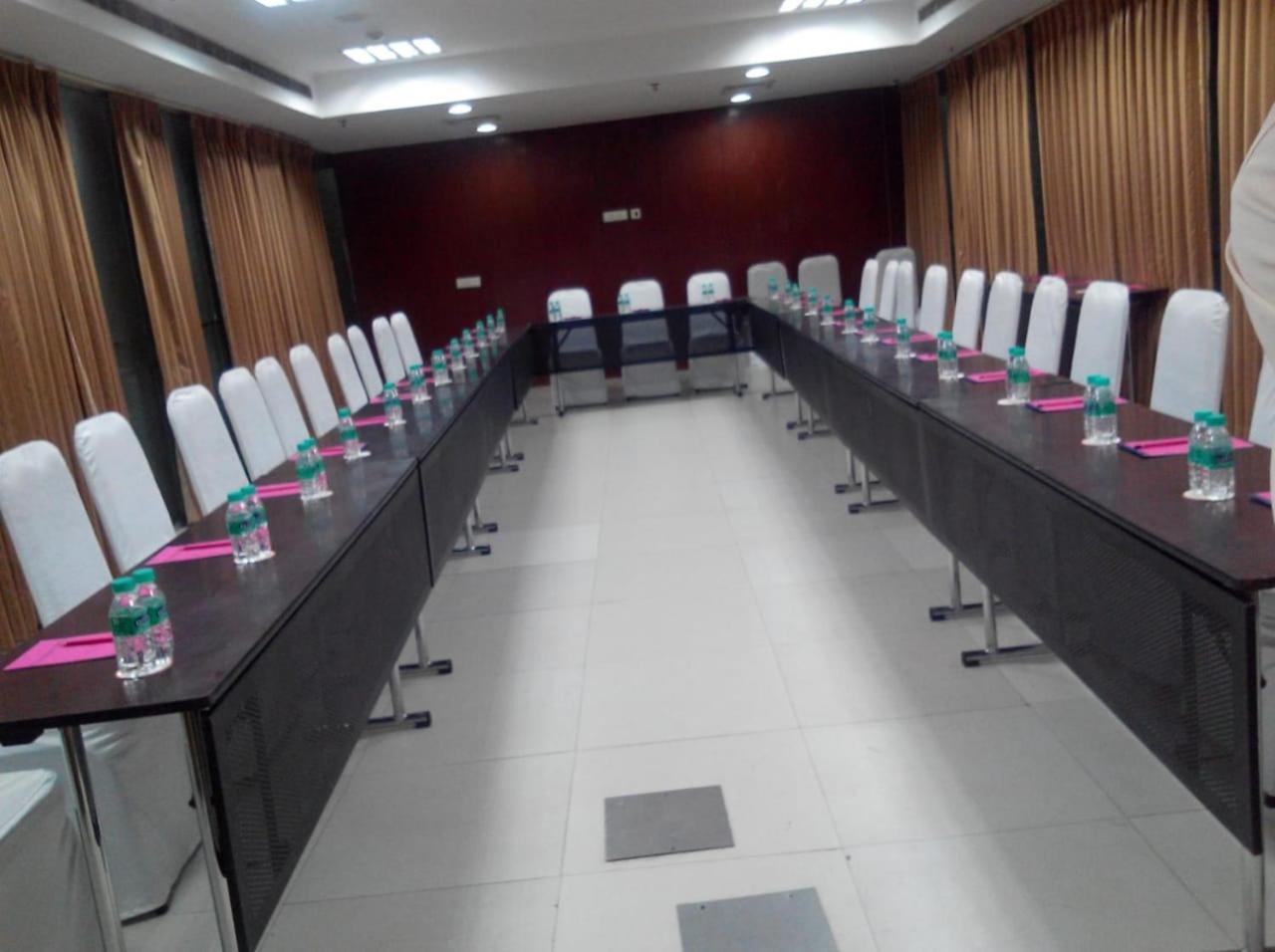 Hyphen Business Hotel Noida Esterno foto