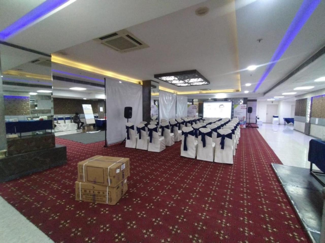 Hyphen Business Hotel Noida Esterno foto