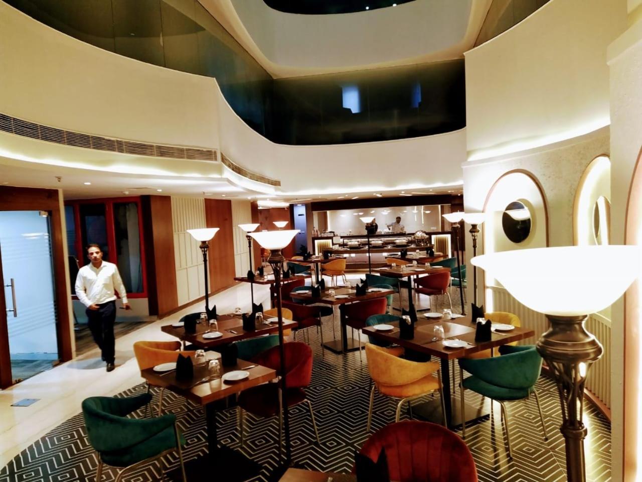Hyphen Business Hotel Noida Esterno foto