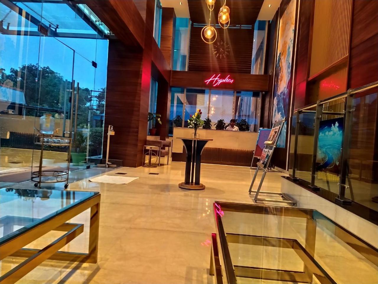 Hyphen Business Hotel Noida Esterno foto