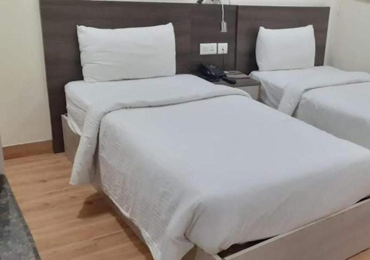 Hyphen Business Hotel Noida Esterno foto