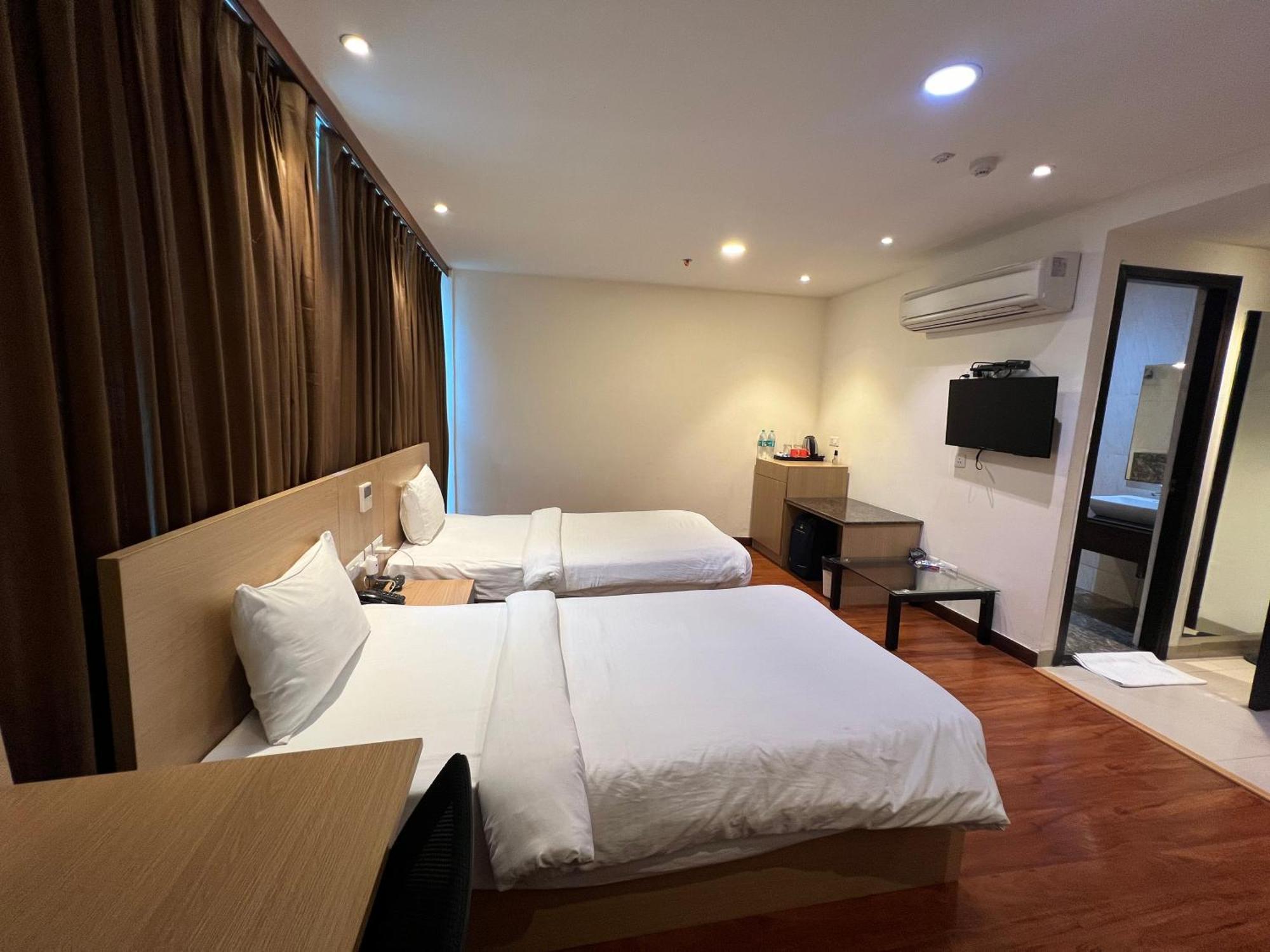 Hyphen Business Hotel Noida Esterno foto