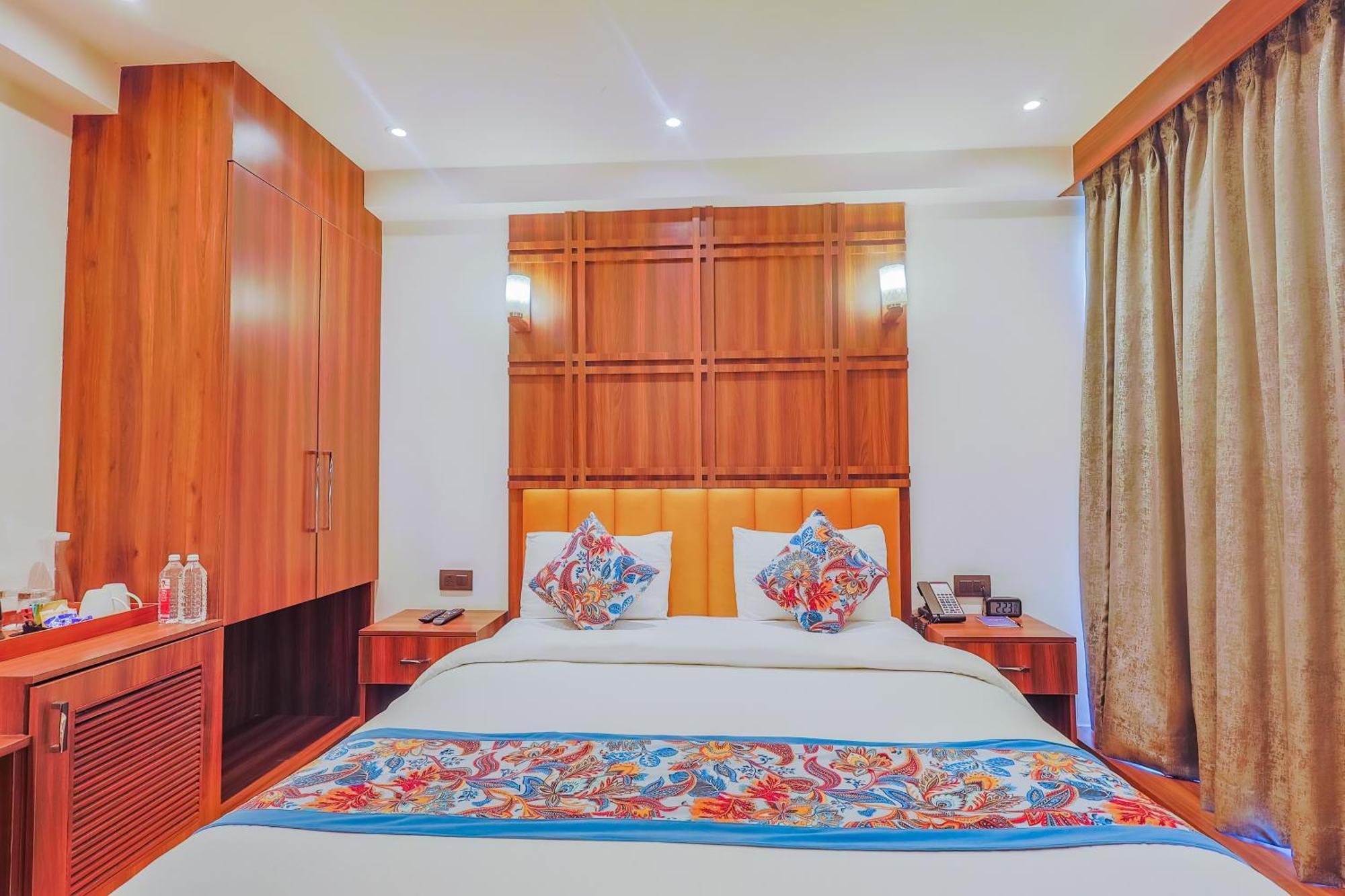Hyphen Business Hotel Noida Esterno foto