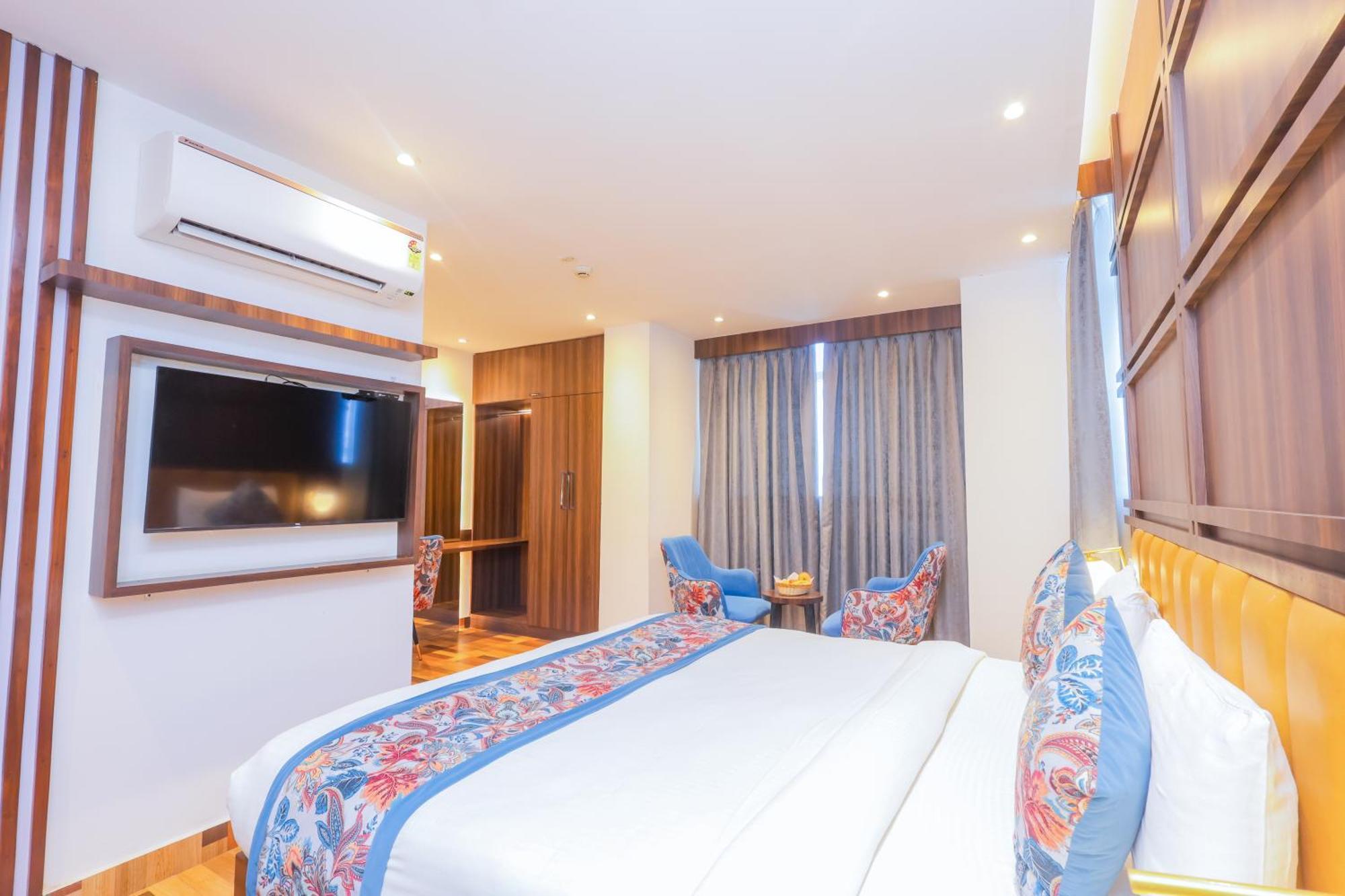 Hyphen Business Hotel Noida Esterno foto