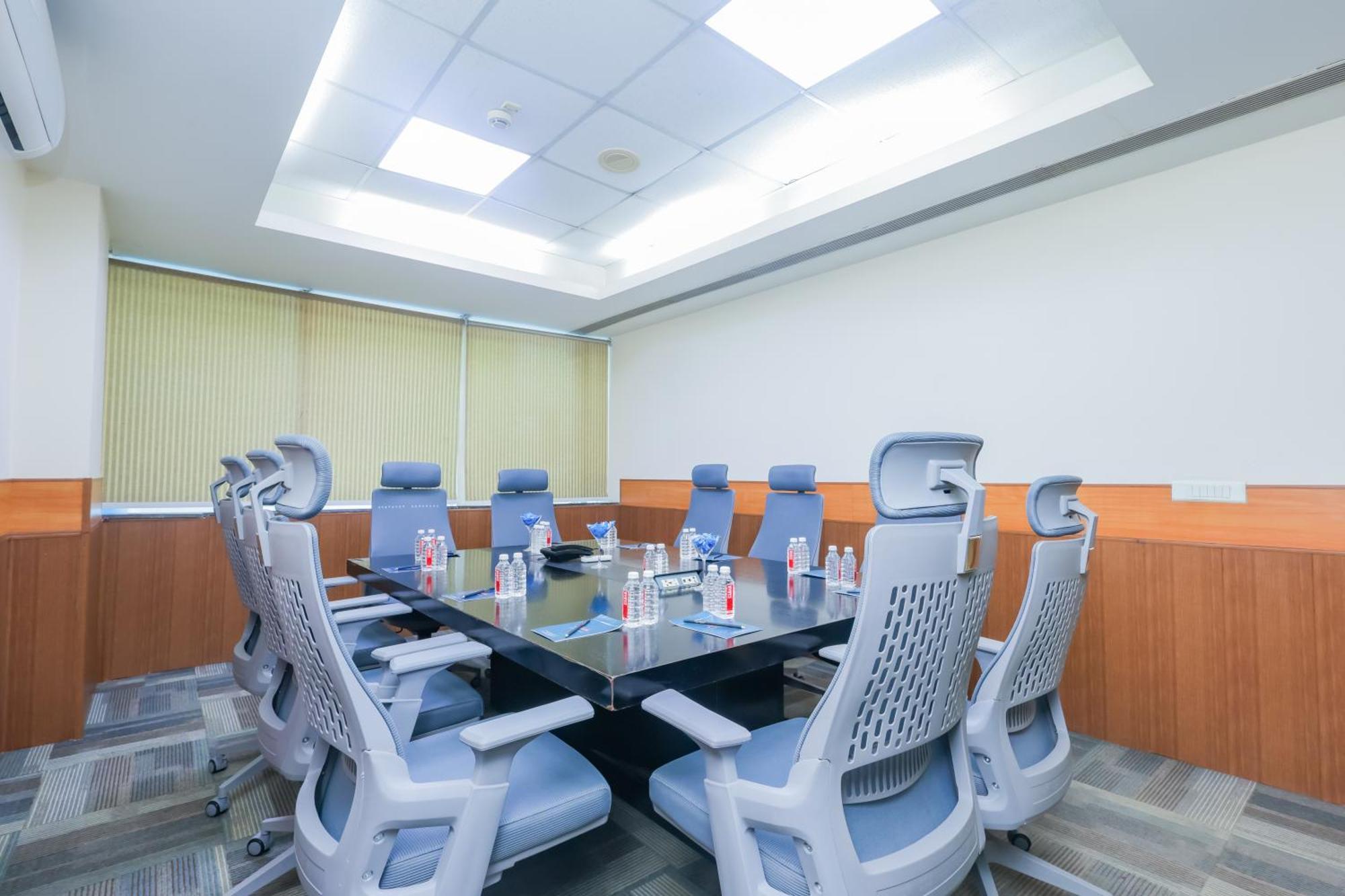 Hyphen Business Hotel Noida Esterno foto