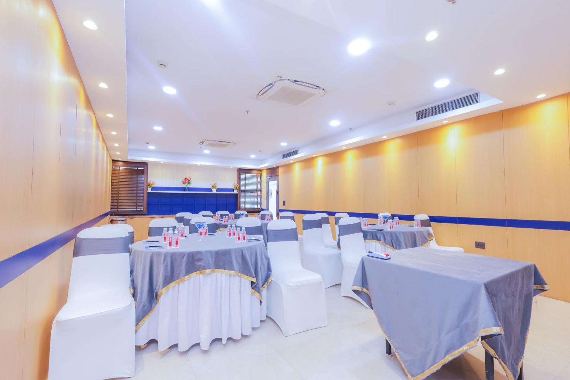 Hyphen Business Hotel Noida Esterno foto