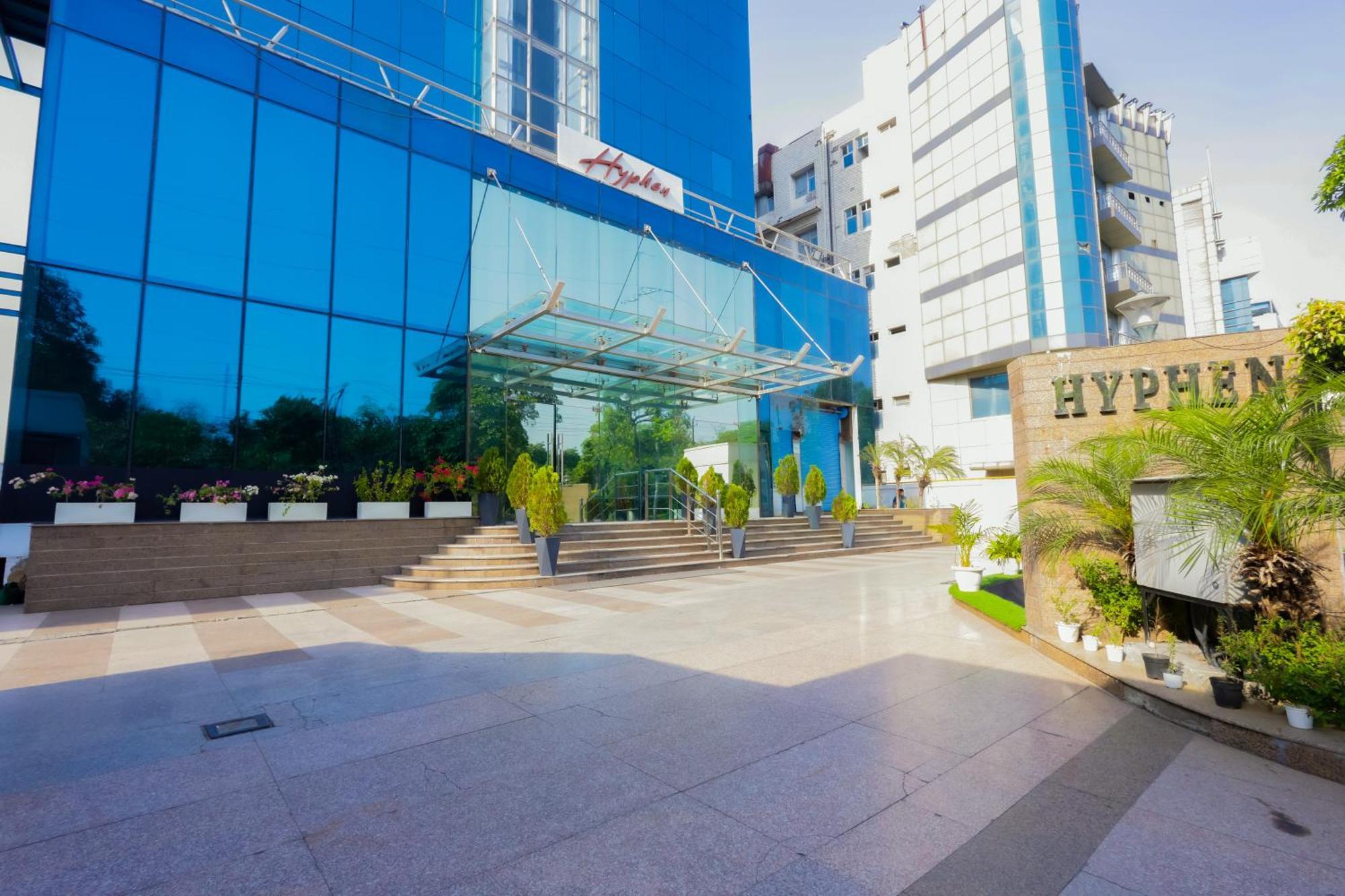 Hyphen Business Hotel Noida Esterno foto