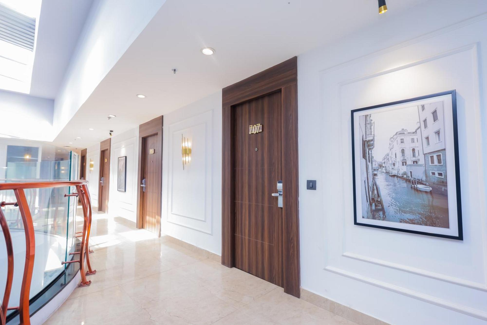 Hyphen Business Hotel Noida Esterno foto