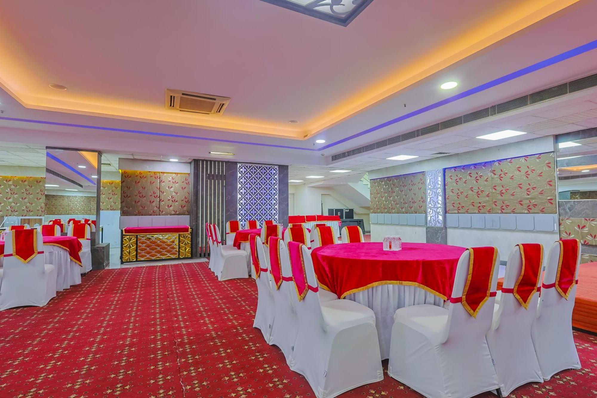 Hyphen Business Hotel Noida Esterno foto