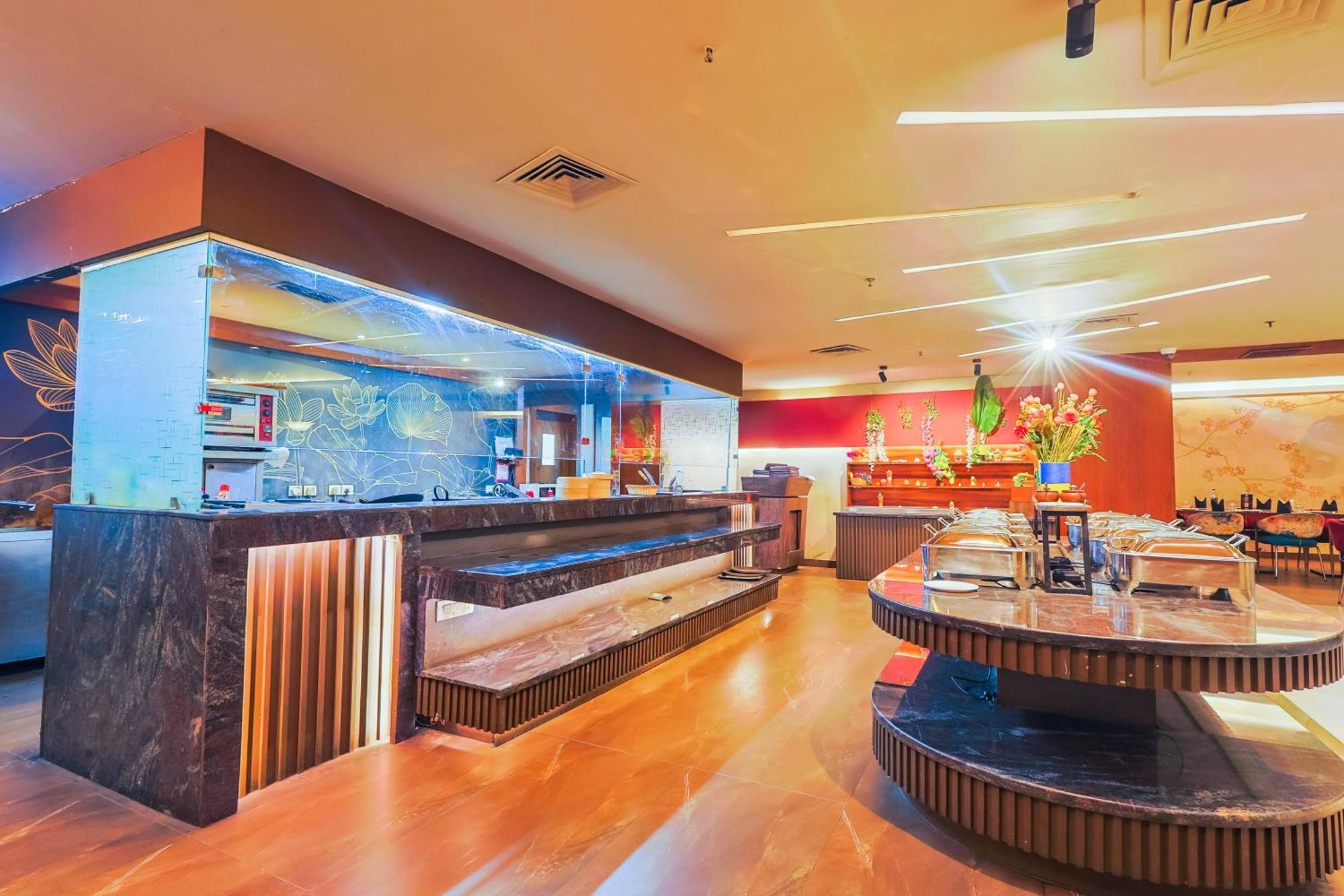 Hyphen Business Hotel Noida Esterno foto