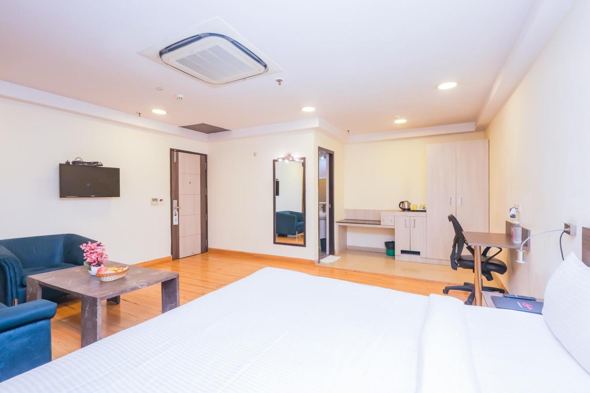 Hyphen Business Hotel Noida Esterno foto