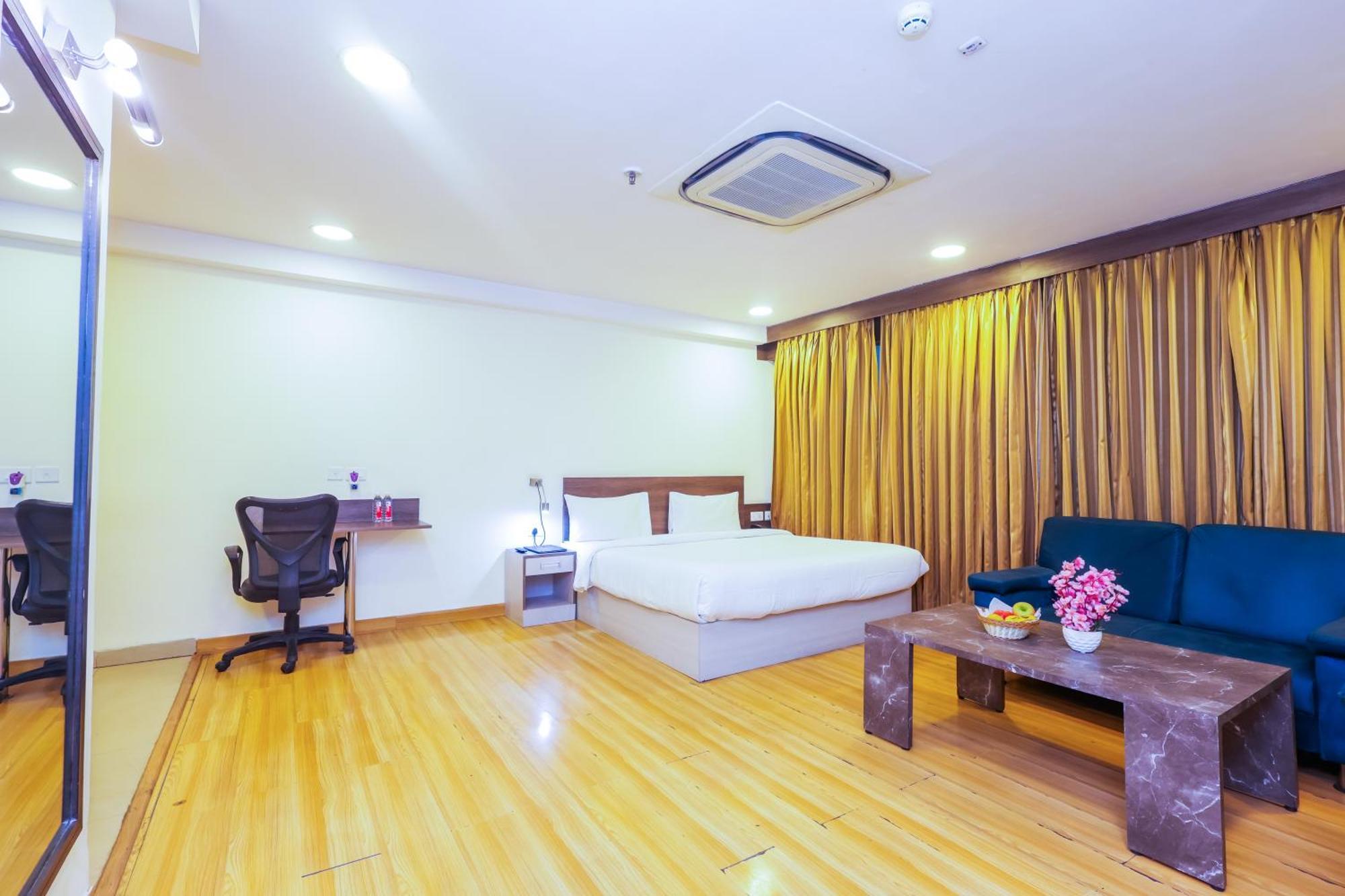Hyphen Business Hotel Noida Esterno foto