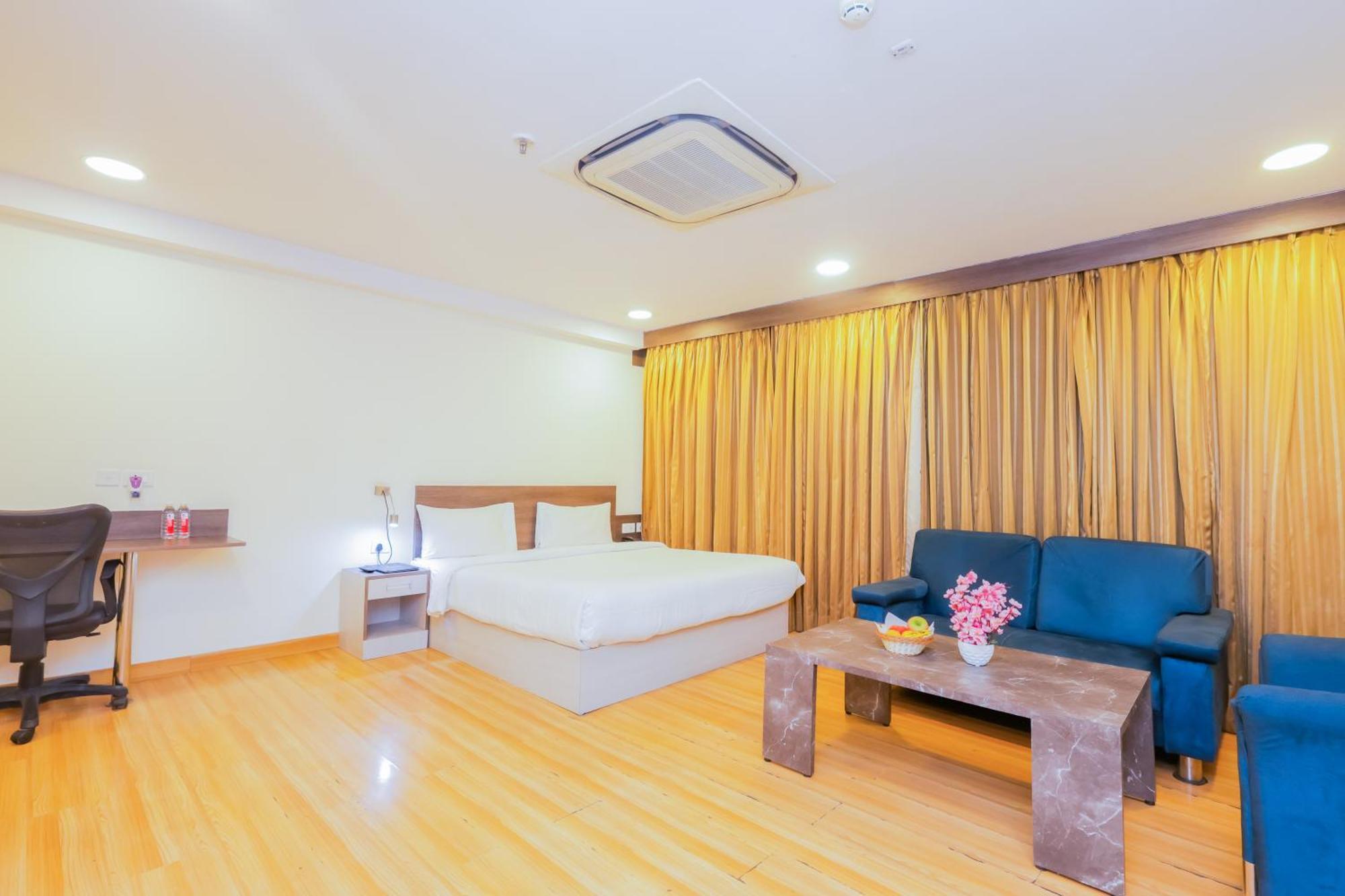 Hyphen Business Hotel Noida Esterno foto